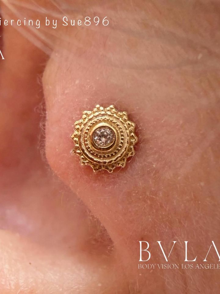 Piercing con gioiello in oro BVLA di Suely